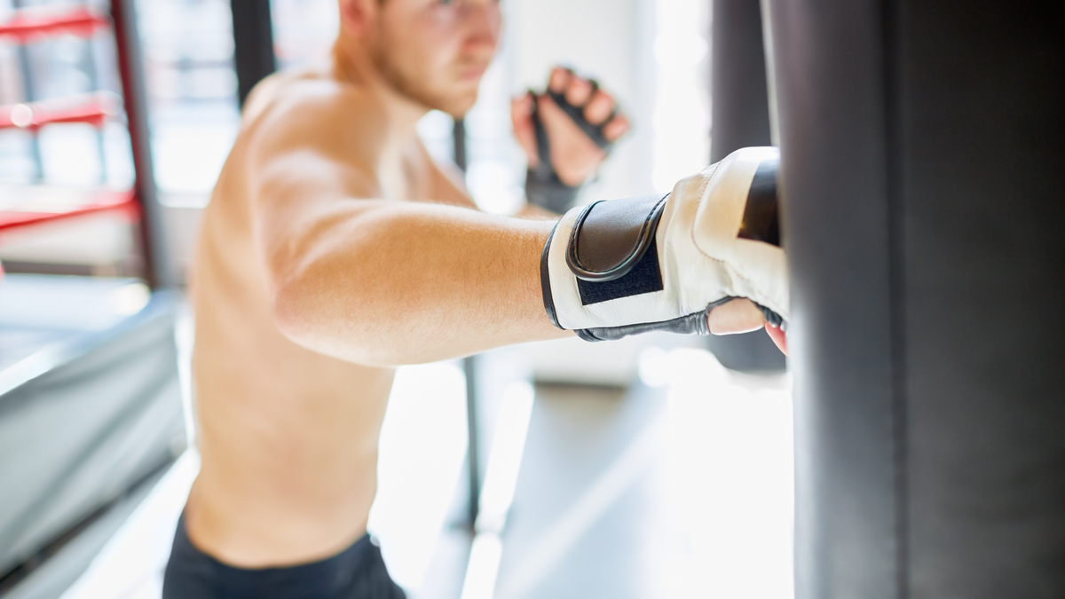 Allenamento al Sacco da Boxe: Guida Completa, Esercizi e Scheda per Principianti